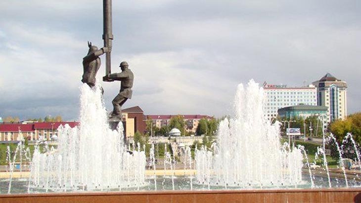 Фото фонтана перед ДК Нефтьче