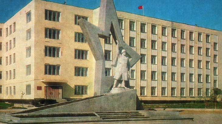 Здание горисполкома г. Нефтеюганска Тюменской области.