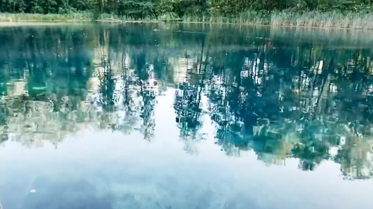 Большое голубое озеро.